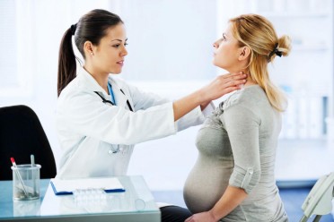 Чем лечить горло при беременности: безопасные методы